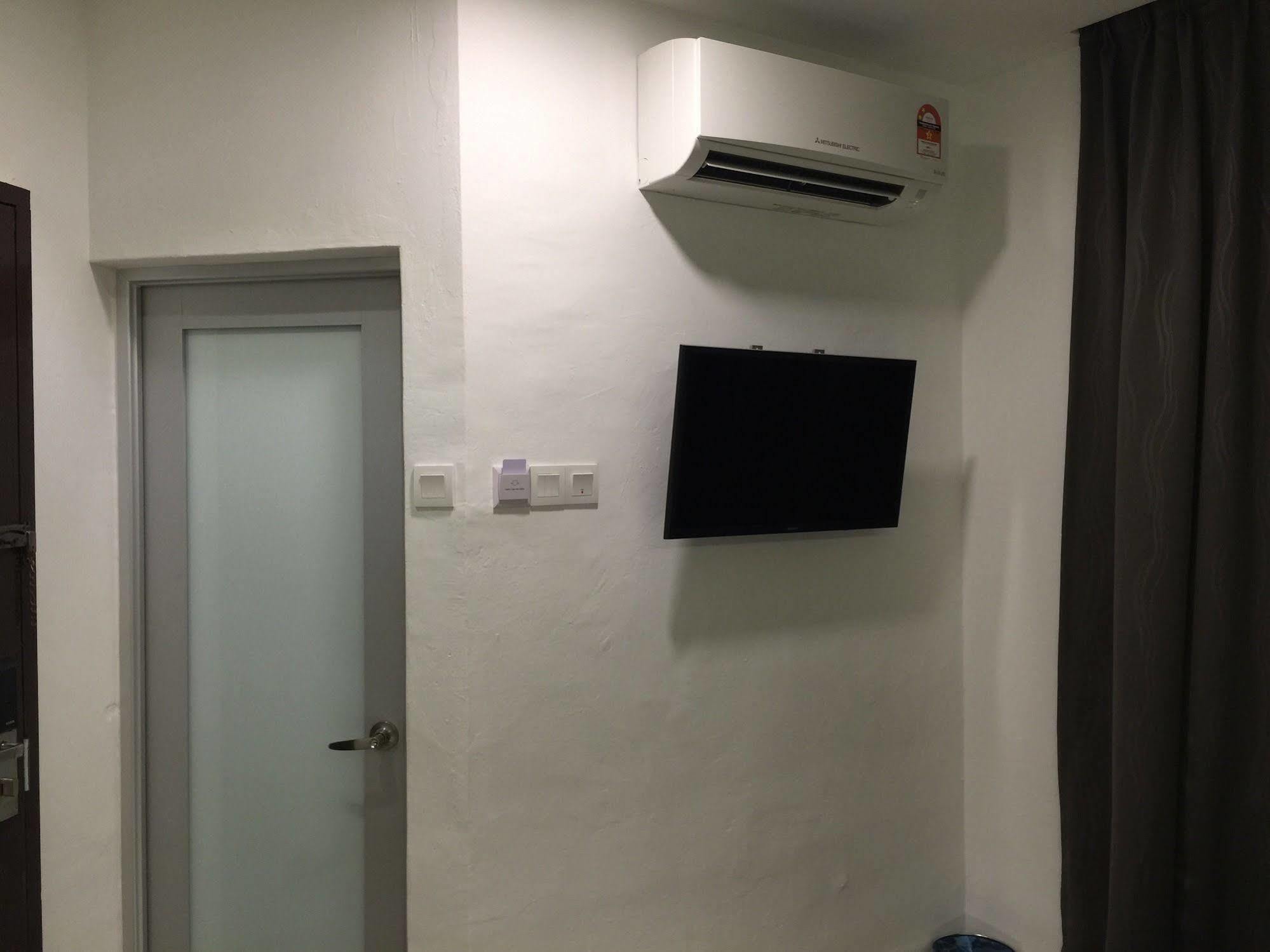 The Oikos Hotel Pontian Kecil Eksteriør billede