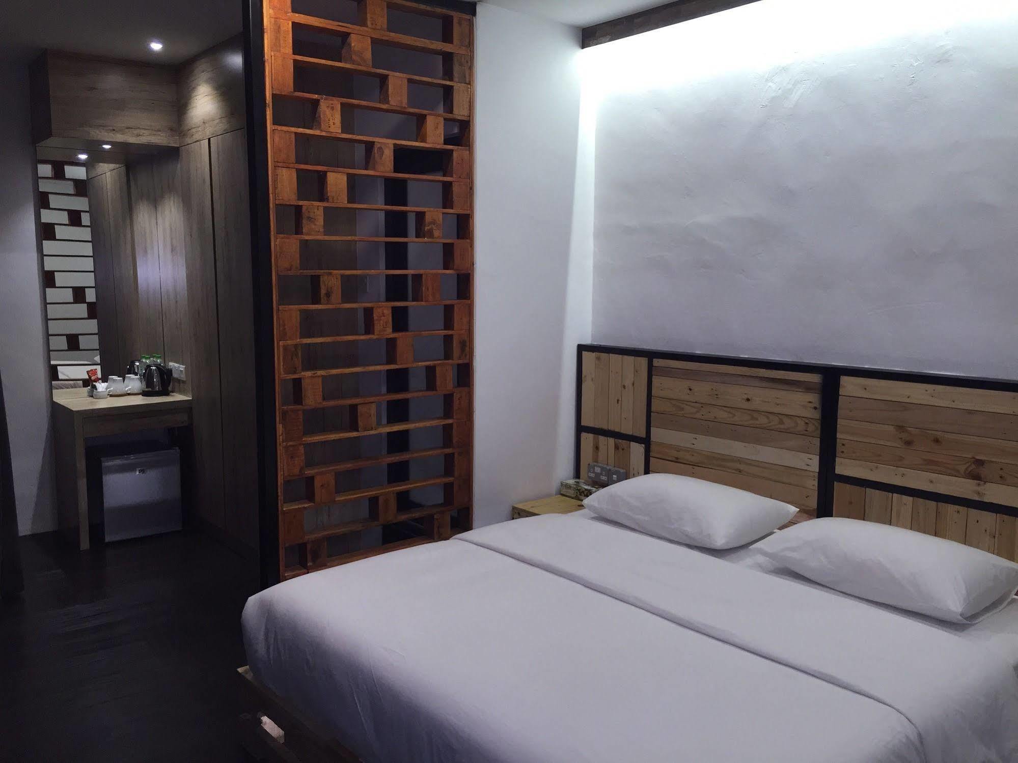 The Oikos Hotel Pontian Kecil Eksteriør billede