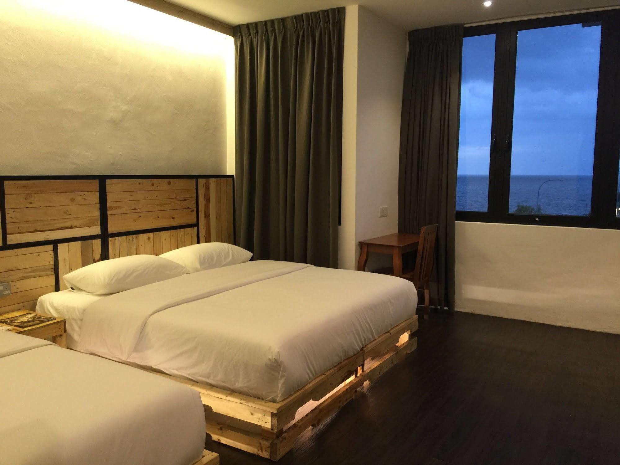 The Oikos Hotel Pontian Kecil Eksteriør billede