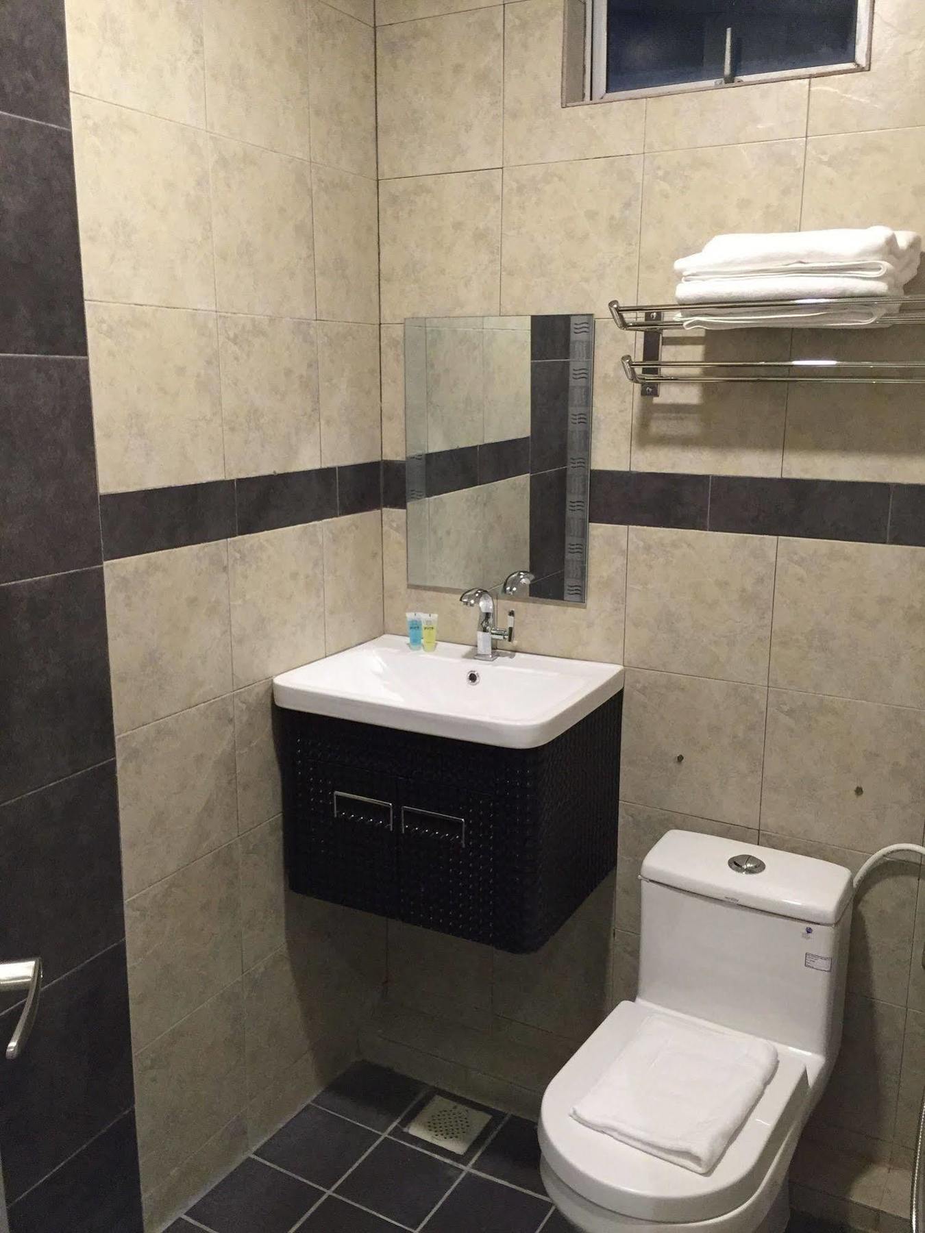 The Oikos Hotel Pontian Kecil Eksteriør billede